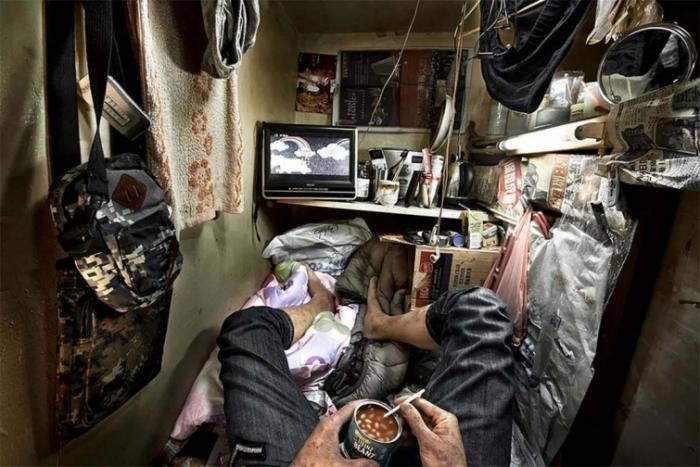 Фотограф запечатлел жизнь китайцев внутри чудовищно маленьких квартир (11 фото)