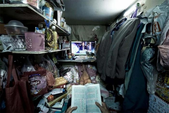 Фотограф запечатлел жизнь китайцев внутри чудовищно маленьких квартир (11 фото)