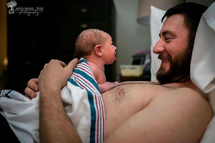 25 мощных фотографий отцов, присутствовавших при рождении ребёнка (25 фото)