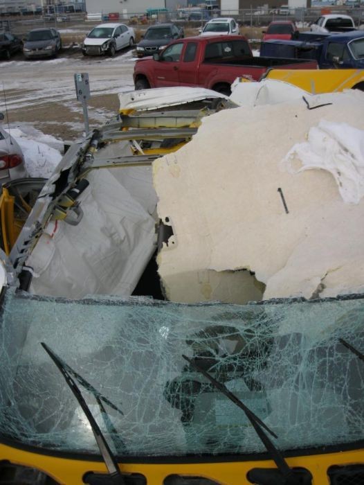 Автомобиль после взрыва балона (7 фото)