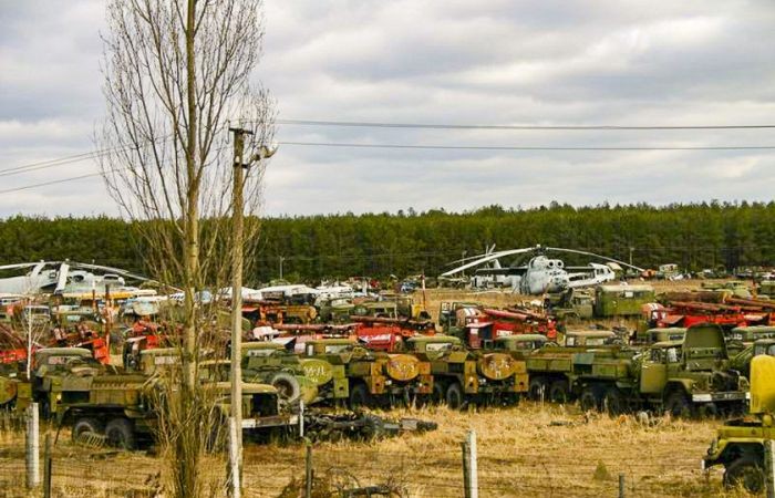 Кладбище радиоактивной техники в зоне отчуждения ЧАЭС (14 фото)