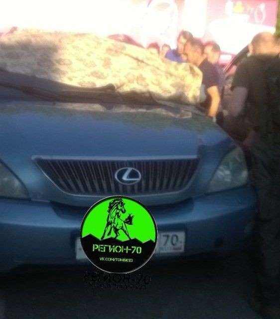 Жители Томска спасли ребенка, запертого в машине на жаре (3 фото)