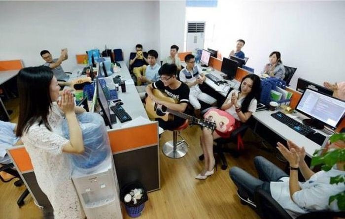 Китайских программистов мотивируют девушками (5 фото)