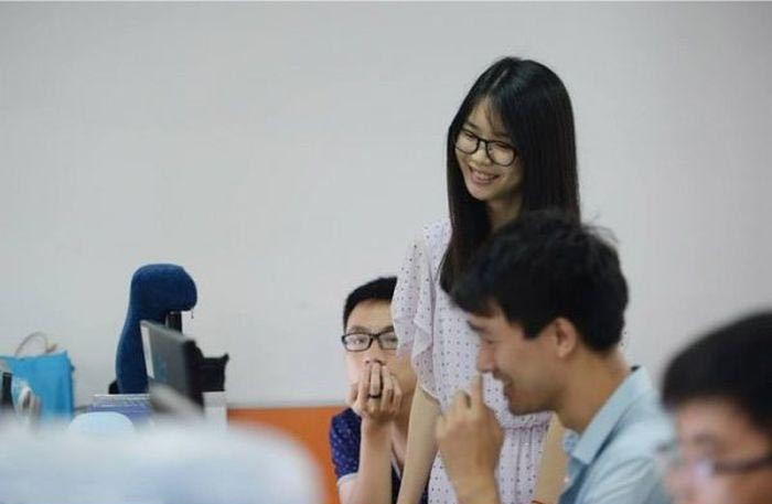 Китайских программистов мотивируют девушками (5 фото)