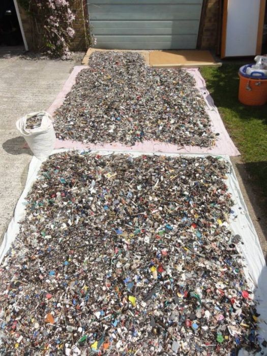 Пластиковый мусор с пляжа в Великобритании (22 фото)