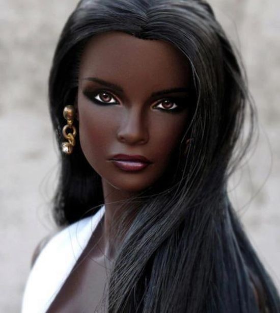 Даки Тот - темнокожая модель с кукольной внешностью (19 фото)