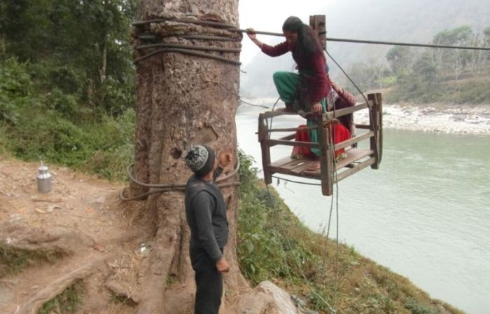 Полоса препятствий для жителей деревни в Непале (8 фото)