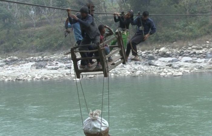 Полоса препятствий для жителей деревни в Непале (8 фото)