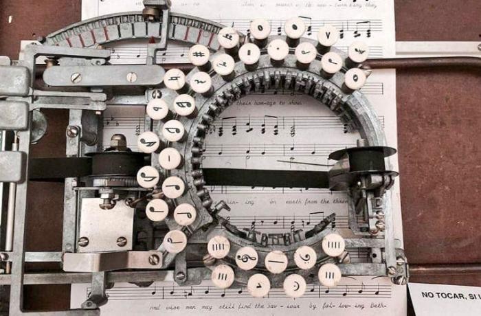 Необычное изобретение: машинка для нот (2 фото)