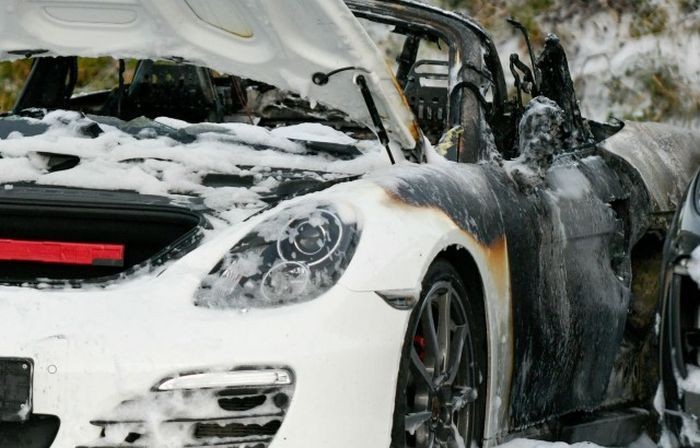 В Гамбурге совершен поджог автомобилей Porsche (5 фото)