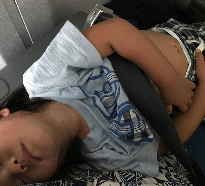 Авиакомпания United Airlines забрала оплаченное место у ребенка (4 фото)