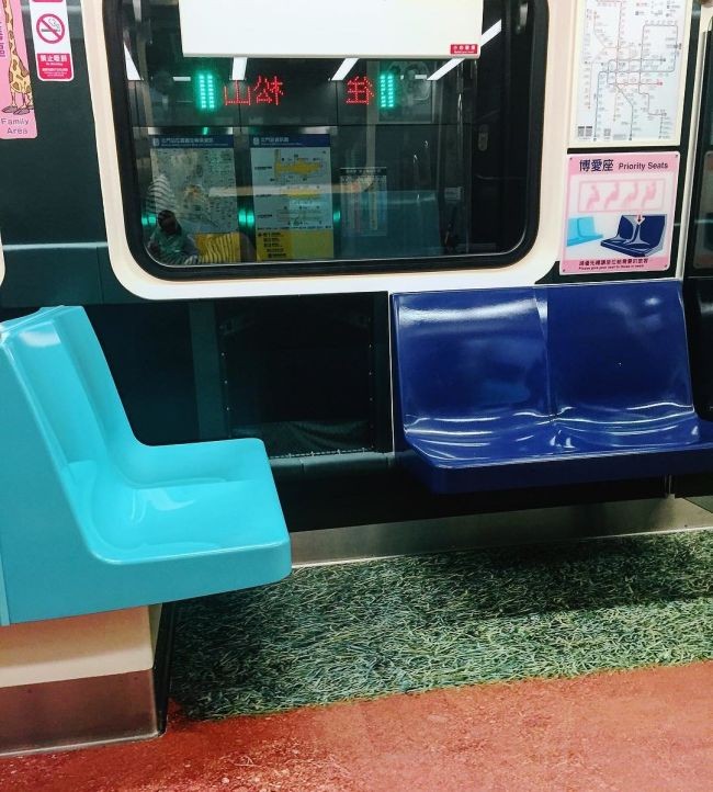 Спортивные вагоны тайваньского метро (10 фото)
