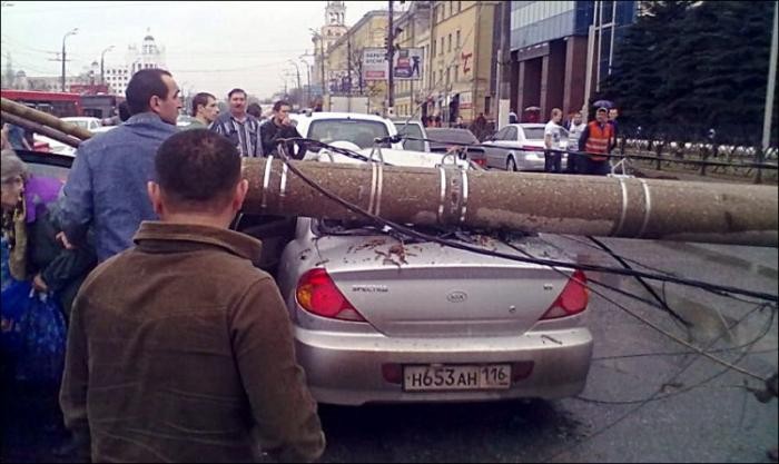 В Казани столб упал на проезжую часть (7 фото)