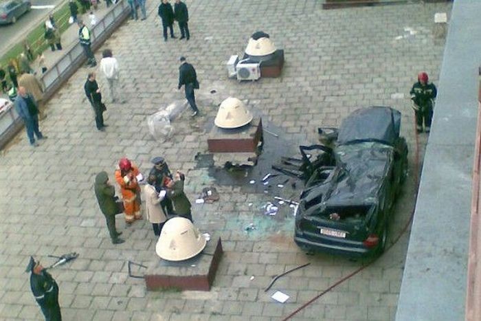 Внедорожник Мерседес упал с многоэтажного паркинга (14 фото)