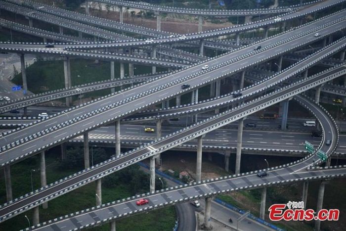 Новая дорожная развязка в городе Чунцин (4 фото)