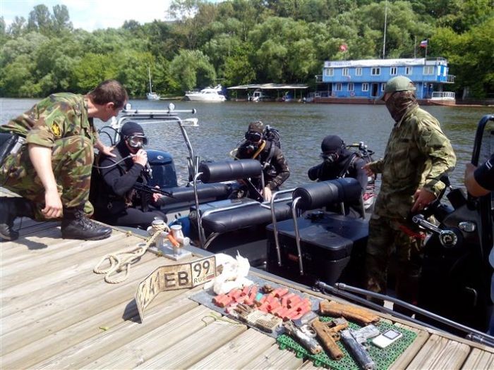 Водолазы обнаружили оружейный арсенал на дне Москва-реки (5 фото)