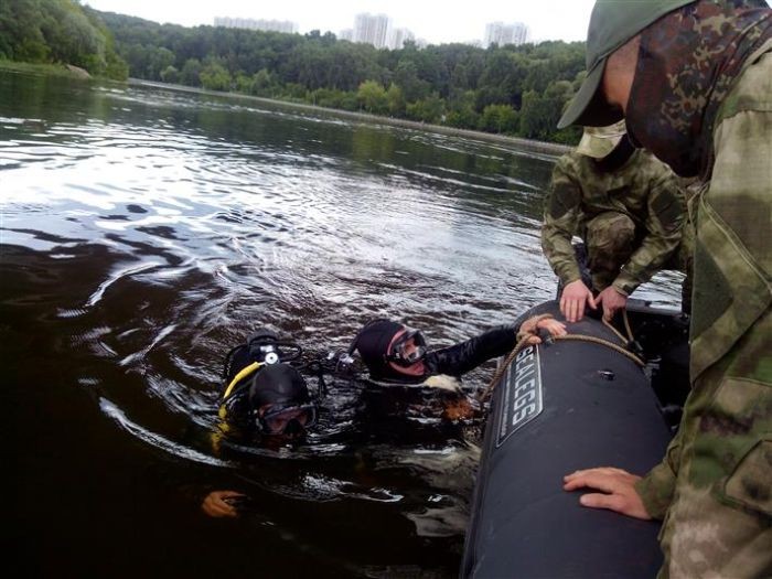 Водолазы обнаружили оружейный арсенал на дне Москва-реки (5 фото)