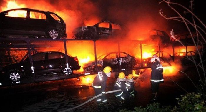 Два десятка новых машин сгорели на тягаче (6 фото)