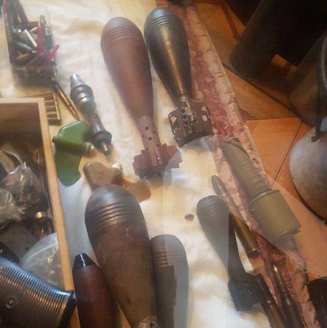 Инвалид-колясочник собрал внушительную коллекцию оружия (4 фото)