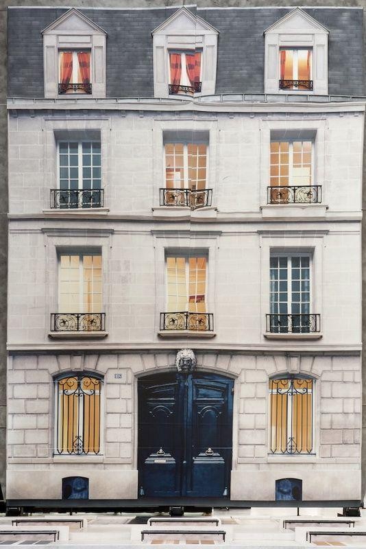 Иллюзия здание в Париже (4 фото)