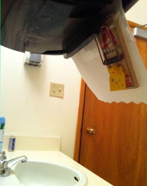 Очень жестокий прикол (2 фото)