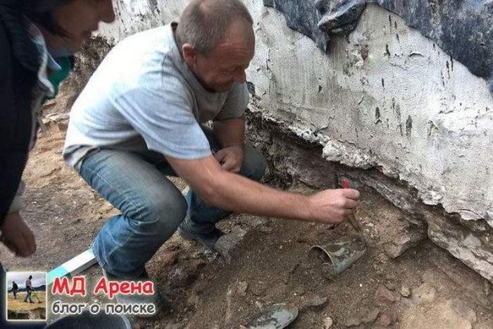 В Пскове найден клад потомка купца Федора Плюшкина (10 фото)