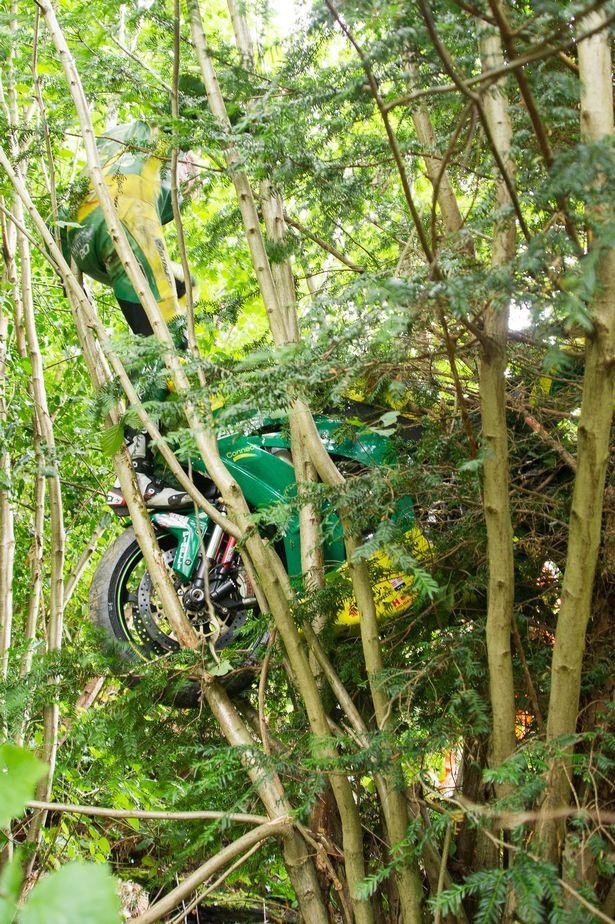 Гонщик потерял равновесие и залетел вместе с мотоциклом на дерево (10 фото)
