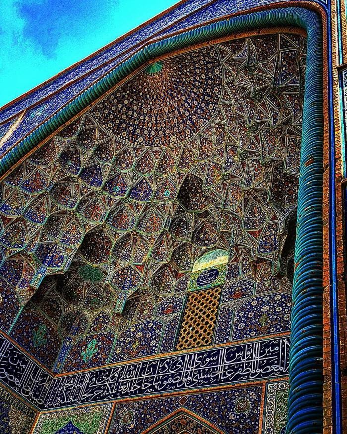 Завораживающая архитектура иранских мечетей (11 фото)