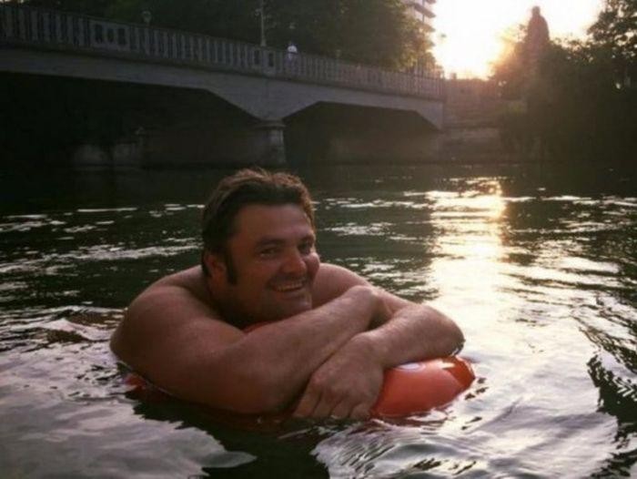 Житель Мюнхена добирается на работу вплавь, чтобы избежать пробок (5 фото)