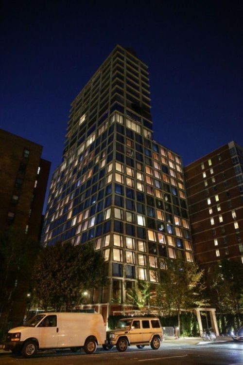 Новый отель Нью-Йорка возмутил жильцов дома напротив (4 фото)