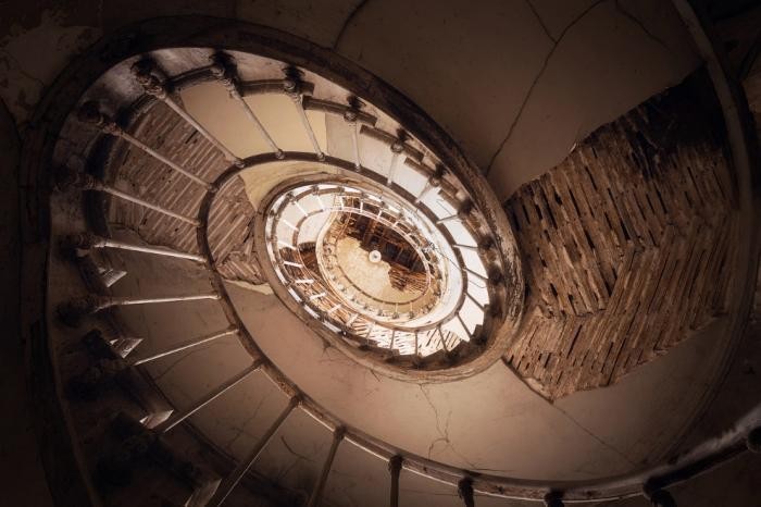 Завораживающий дизайн старинных лестниц (18 фото)