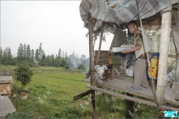 Фермер из Китая воюет с государством с помощью самодельной пушки (16 фото)
