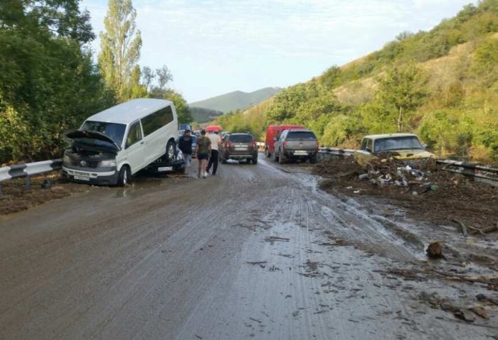 Под Судаком сошел селевой поток (10 фото)