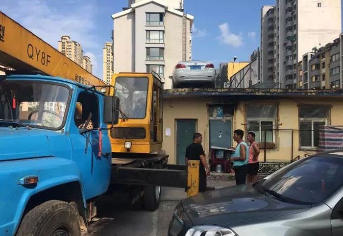 Жильцы дома проучили автоледи за наглую парковку (4 фото)