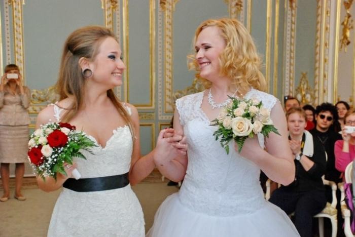 В питерском ЗАГСе две невесты законно сочетались браком (13 фото)