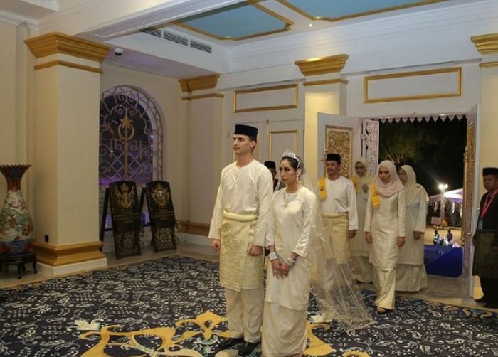 Малазийская принцесса вышла замуж за голландского менеджера (12 фото)