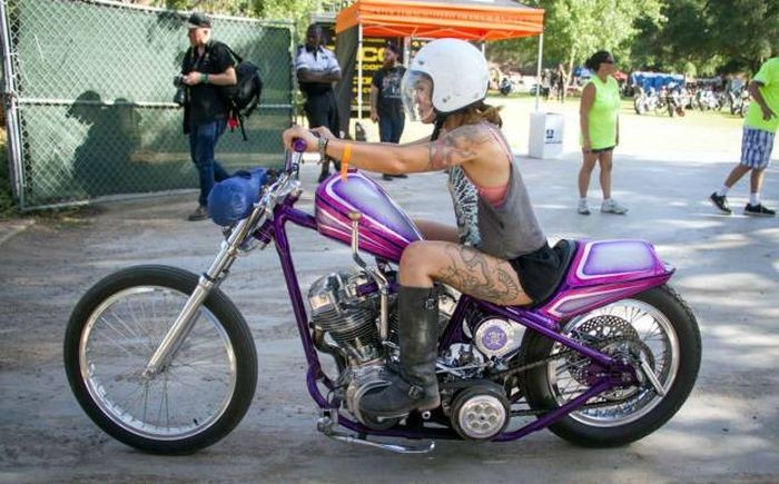 Девушки и мотоциклы (43 фото)