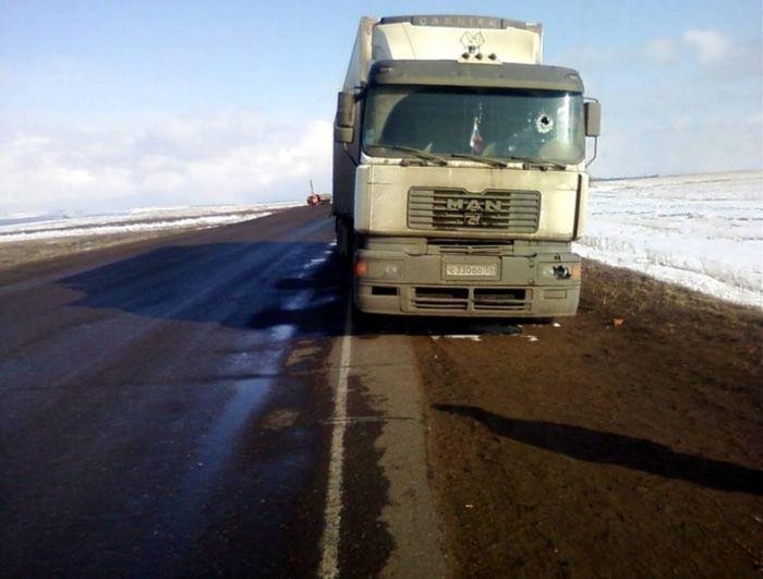 Получил кирпич на трассе (7 фото)
