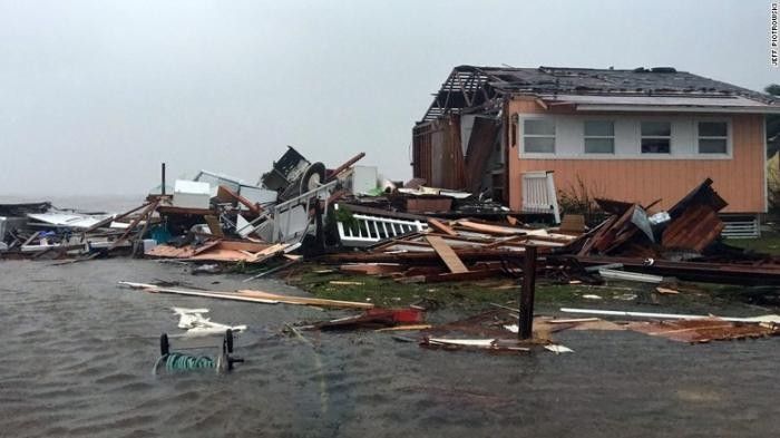 На США обрушился самый мощный за последние 12 лет ураган «Харви» (25 фото)