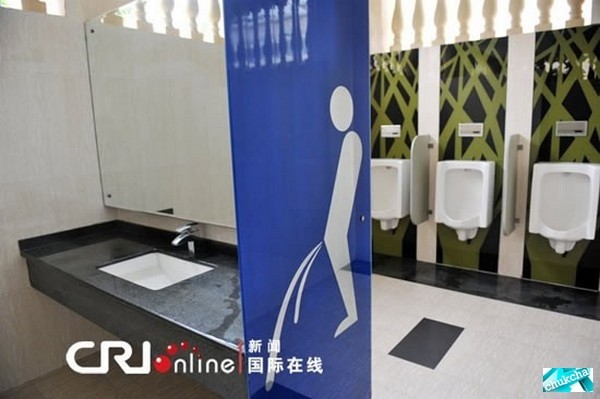 Крутой туалет в Китае (6 фото)