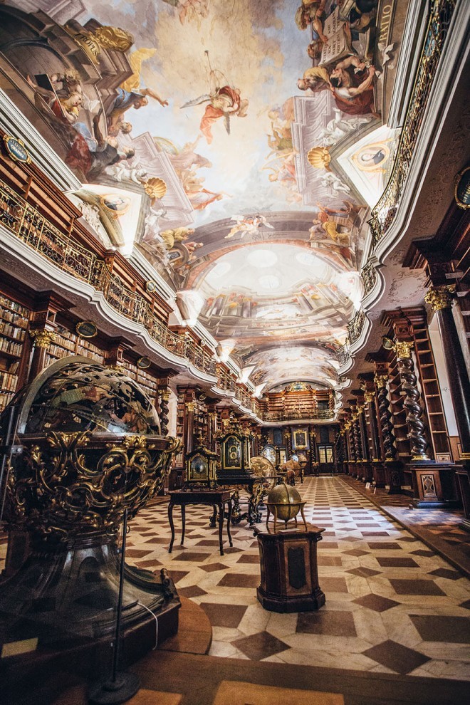 Прогулка по самой красивой библиотеке в мире (8 фото)