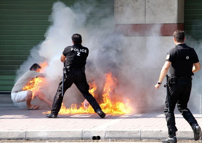 В Греции мужчина чуть не сгорел заживо (4 фото)