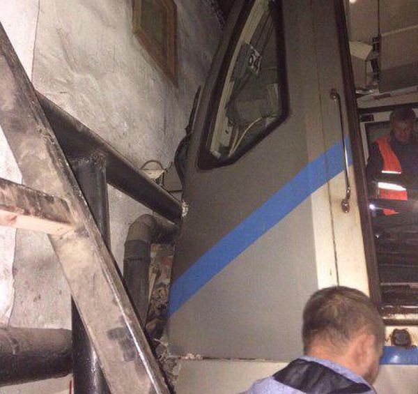 В московском метро поезд врезался в стену (2 фото)