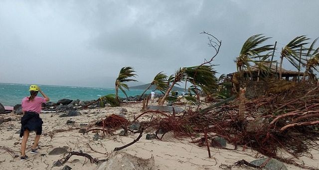 Развалины дома миллиардера Ричарда Брэнсона после урагана «Ирма» (9 фото)