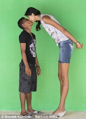 Самая высокая в мире девушка и ее низкорослый бойфренд (8 фото)