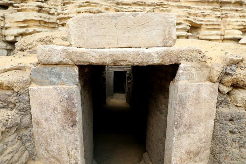 В Египте нашли редкие мумии кошек и скарабеев в 7 гробницах возле пирамид (10 фото)