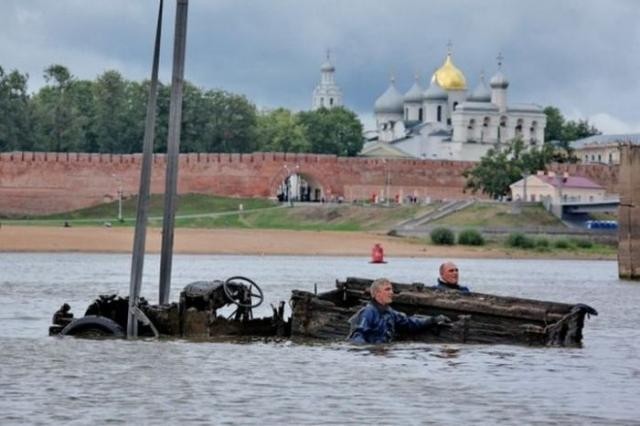 Автомобиль времен Великой Отечественной подняли со дна реки (11 фото)