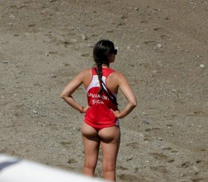 Сексуальные спасательницы на пляже (14 фото)