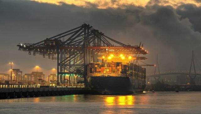 Самый большой в мире контейнерный корабль (20 фото)