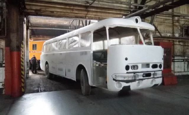 Восстановление старого автобуса Ikarus 55 Lux (21 фото)